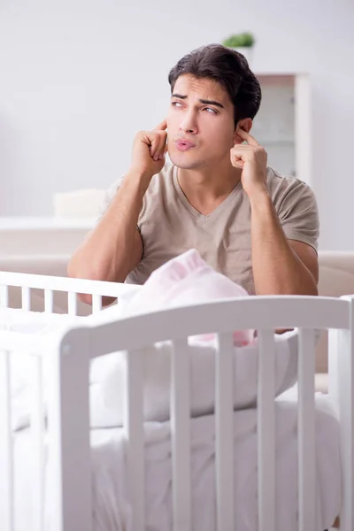 Padre joven papá frustrado por llorar bebé — Foto de Stock
