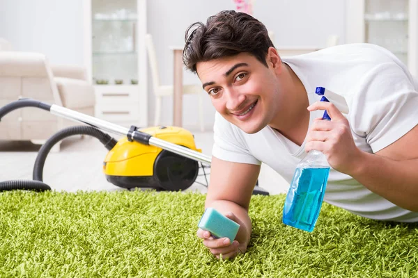 Junger Mann putzt Fußboden zu Hause — Stockfoto