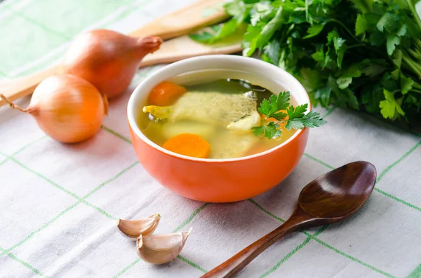 Sopa de peixe servida na mesa em prato — Fotografia de Stock