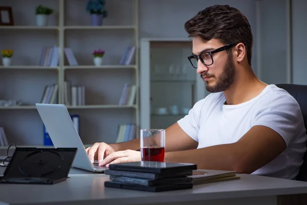 Jongeman die laat op kantoor blijft om overwerk te doen — Stockfoto