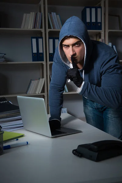 Junge Hacker hacken nachts in Computer — Stockfoto