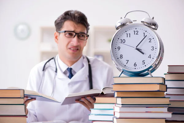 Estudante de medicina a ficar sem tempo para exames — Fotografia de Stock