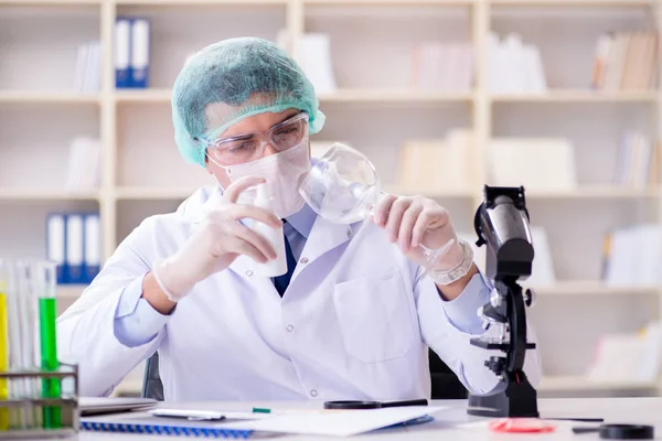 Investigador forense a trabalhar em laboratório em provas criminais — Fotografia de Stock