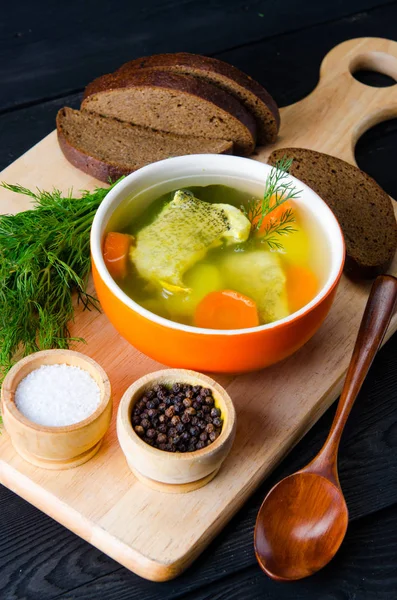 Vissoep geserveerd op tafel in bord — Stockfoto