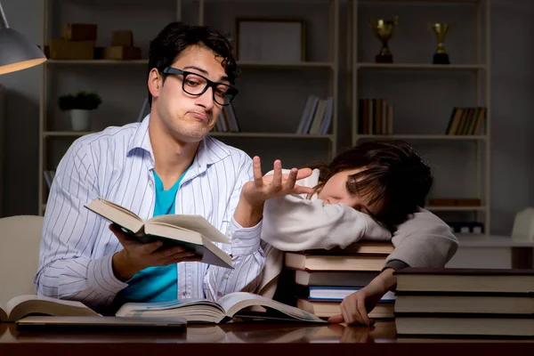 İki öğrenci geç saatlere kadar çalışıp sınavlara hazırlanıyor. — Stok fotoğraf