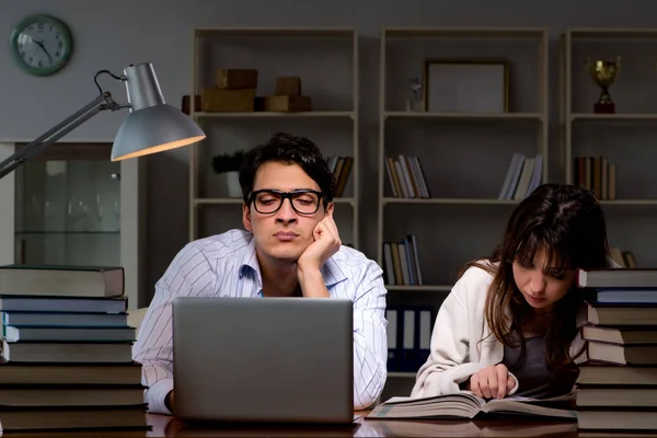 Dois estudantes que estudam tarde preparando-se para exames — Fotografia de Stock