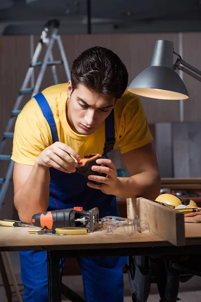 Trabajador que trabaja en taller de reparación en concepto de carpintería — Foto de Stock