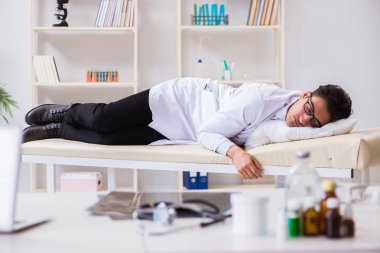 Hastanedeki karmaşık ameliyattan sonra doktor dinleniyor.