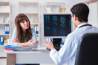 Röntgen için radyolojiste gelen genç bir kadın.