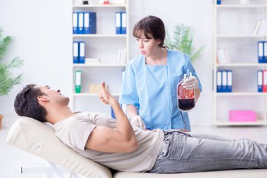 Hastanenin kliniğinde kan nakli olan hasta.