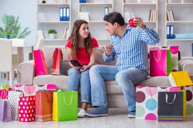 Alışveriş yaptıktan sonra genç çift.