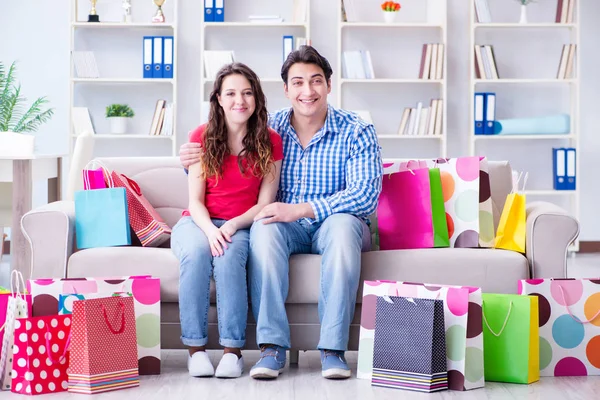 Alışveriş yaptıktan sonra genç çift.