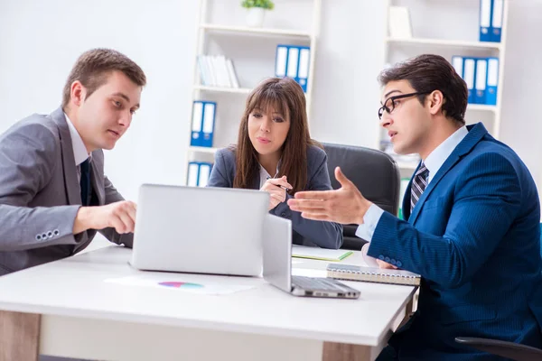 Reunión de negocios con los empleados en la oficina —  Fotos de Stock