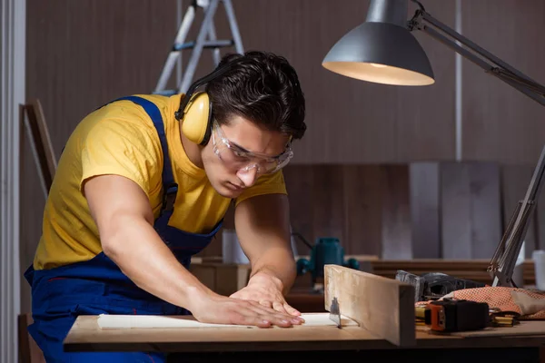 Trabajador que trabaja en taller de reparación en concepto de carpintería — Foto de Stock