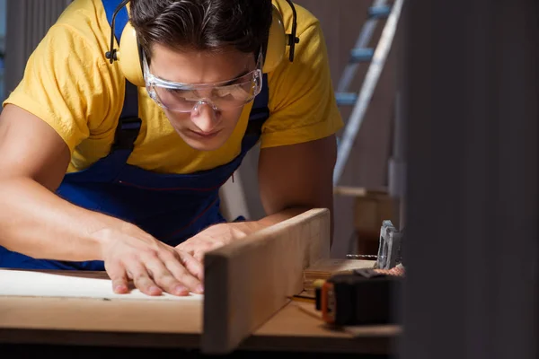 Trabajador que trabaja en taller de reparación en concepto de carpintería — Foto de Stock