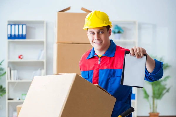 Jeune homme travaillant dans les services de déménagement avec des boîtes — Photo