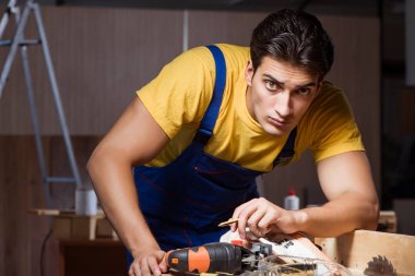 Marangozluk konseptinde tamir atölyesinde çalışan işçi