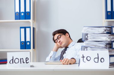 İş adamı yapılacaklar listesi üzerinde çalışıyor