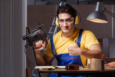 Marangozluk konseptinde tamir atölyesinde çalışan işçi