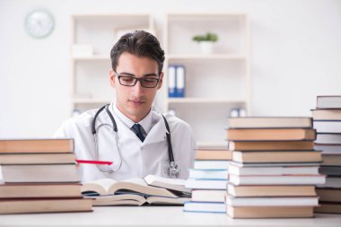 Tıp öğrencisi üniversite sınavlarına hazırlanıyor.