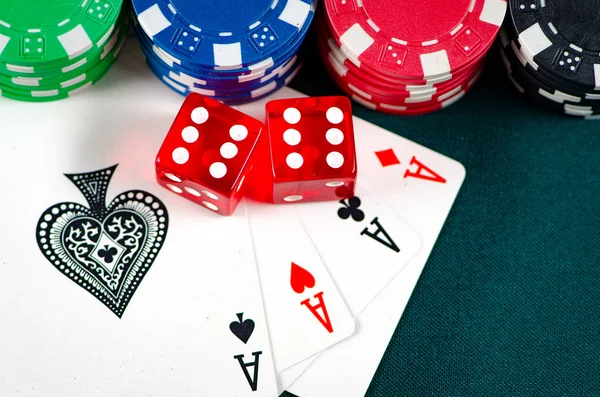 Μάρκες και κάρτες στο τραπέζι του καζίνο — Φωτογραφία Αρχείου