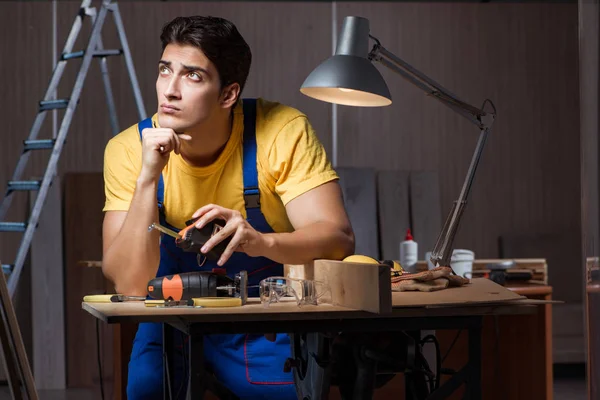 Travailleur travaillant en atelier de réparation dans le concept de travail du bois — Photo