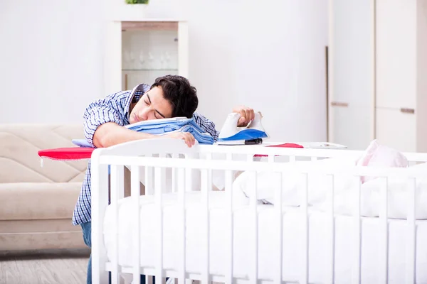 Young dad looking after newborn baby — Stock Photo, Image