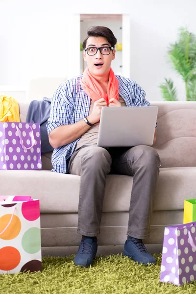 Hombre joven comprando ropa en línea y corriendo blog —  Fotos de Stock