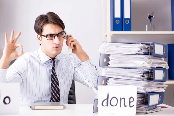 Empresario trabajando en su lista de tareas pendientes — Foto de Stock