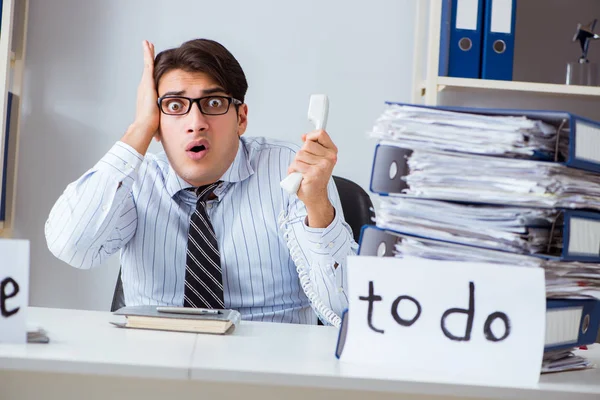 Empresario fallando en entregar su lista de tareas pendientes — Foto de Stock