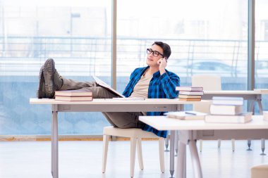 Eski sevgilisine kitap hazırlayan öğrenci boş kütüphanede okuyor