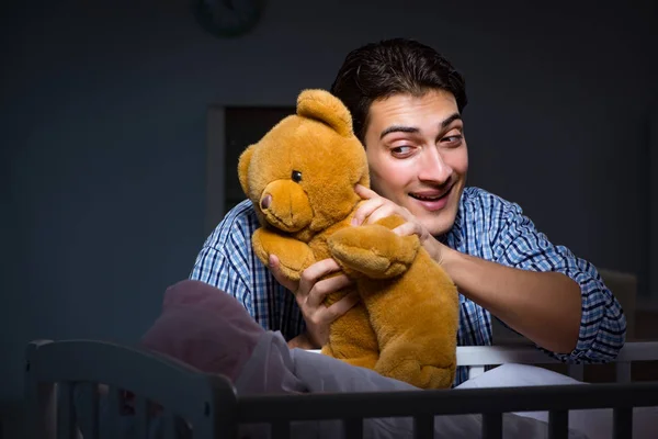 Happy dad looking after newborn baby at night — Stock Photo, Image