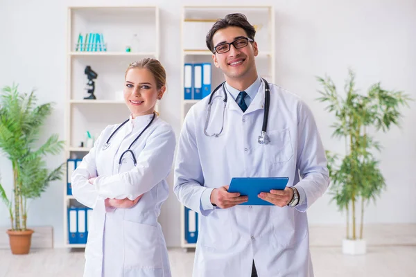 Médico y doctora discutiendo en el hospital —  Fotos de Stock