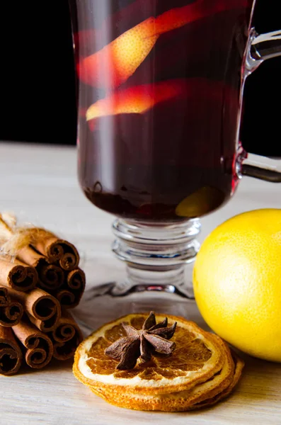 Glühwein glintwijn geserveerd in glazen voor kerst tafel — Stockfoto