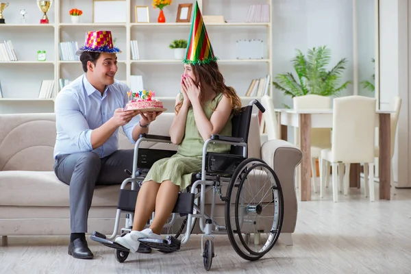 Joven familia celebrando cumpleaños con persona discapacitada —  Fotos de Stock