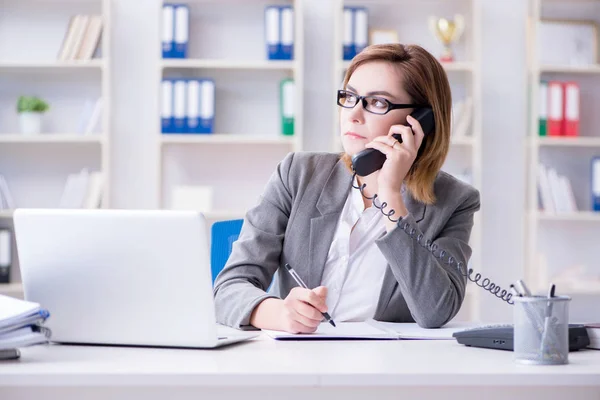 Empresária que trabalha no escritório — Fotografia de Stock