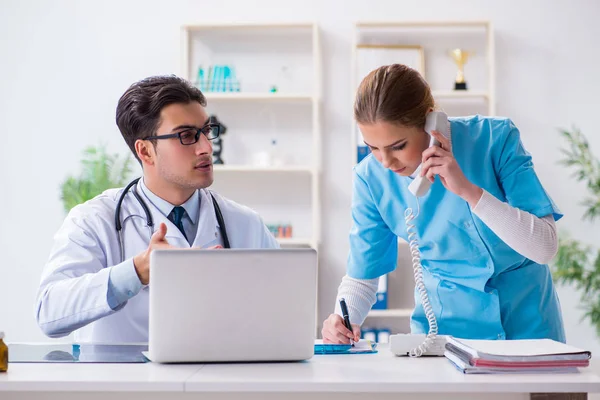 Mężczyzna i kobieta lekarz prowadzący dyskusję w szpitalu — Zdjęcie stockowe