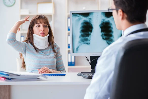 Young woman visiting radiologist for x-ray exam — Stock Image Young woman visiting radiologist for x-ray exam Stock Picture