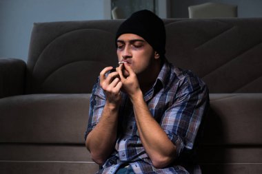 Genç adam narkotikle sorun yaşıyor. 