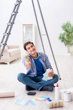 Genç adam bütçesini yenileme projesine harcıyor.