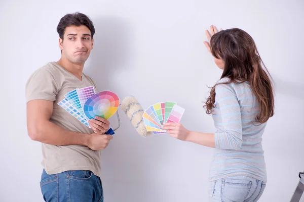 Jeune famille en rénovation à la maison - peinture de murs — Photo