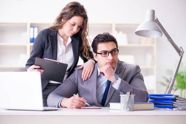 Görevde erkek ve kadınla cinsel taciz kavramı