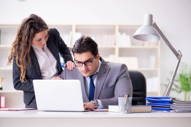 Mutsuz patron sekreteriyle sohbet ediyor.