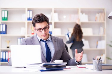 Kızgın patron kadın çalışan performansından memnun değil.