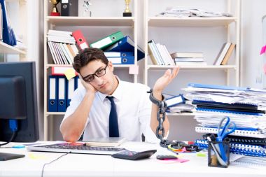 Çalışan zincirle masasına bağlanmış ve zincirlenmiş.