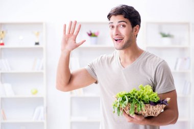 Sağlıklı beslenme ve beslenme konsepti olan genç bir adam