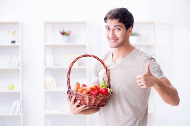 Sağlıklı beslenme ve beslenme konsepti olan genç bir adam