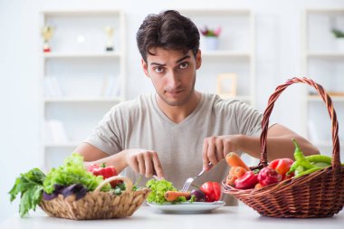 Sağlıklı beslenme ve beslenme konsepti olan genç bir adam