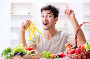 Sağlıklı beslenme ve beslenme konsepti olan genç bir adam