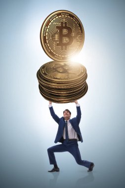 Şifreli para zinciri kavramında bitcoin tutan bir işadamı